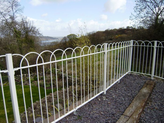 Interlaced Bow Top Fencing